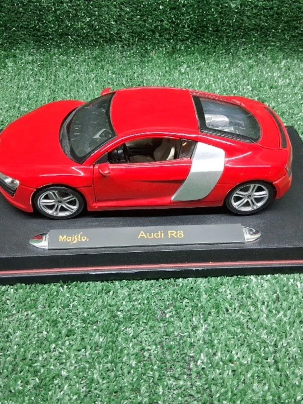 Maisto Audi R8 RED PREMIERE EDITION 1:18 Diecast